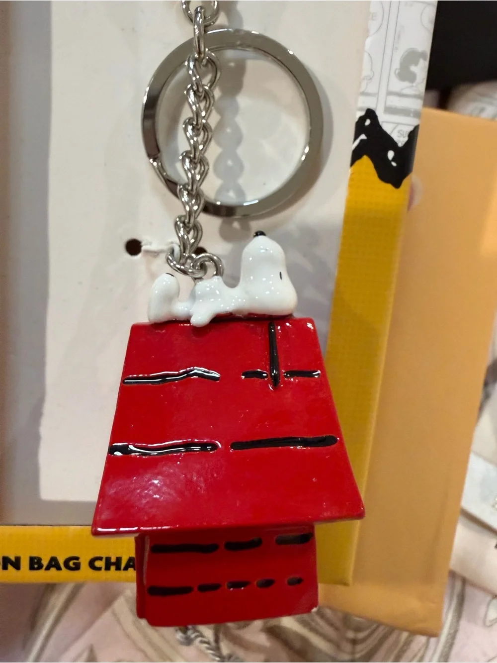 Peanuts Snoopy White on Red Doghouse Keychain - Picture 4 of 5